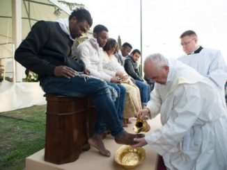 pope francis washes the feet of muslim migrants.