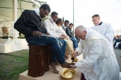 Pope Francis washes the feet of Muslim migrants.