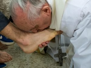 Pope Francis washes the feet of Muslim migrants.