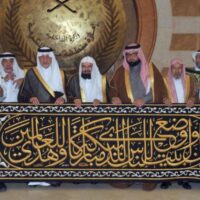 Makkah governor hands over Kiswa to senior keeper of Kaaba