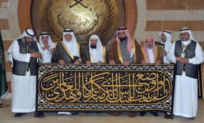 Makkah governor hands over Kiswa to senior keeper of Kaaba