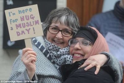 People build chain outside mosques to fight islamophobia on so called “punish a Muslim Day”.