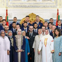 Moroccan players with their mothers pose with King Mohammed VI