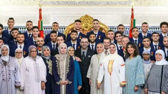 Moroccan players with their mothers pose with King Mohammed VI
