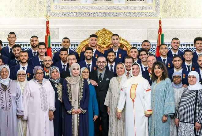 Moroccan players with their mothers pose with King Mohammed VI