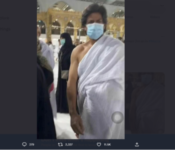 pictures of shahrukh khan performing umrah goes viral